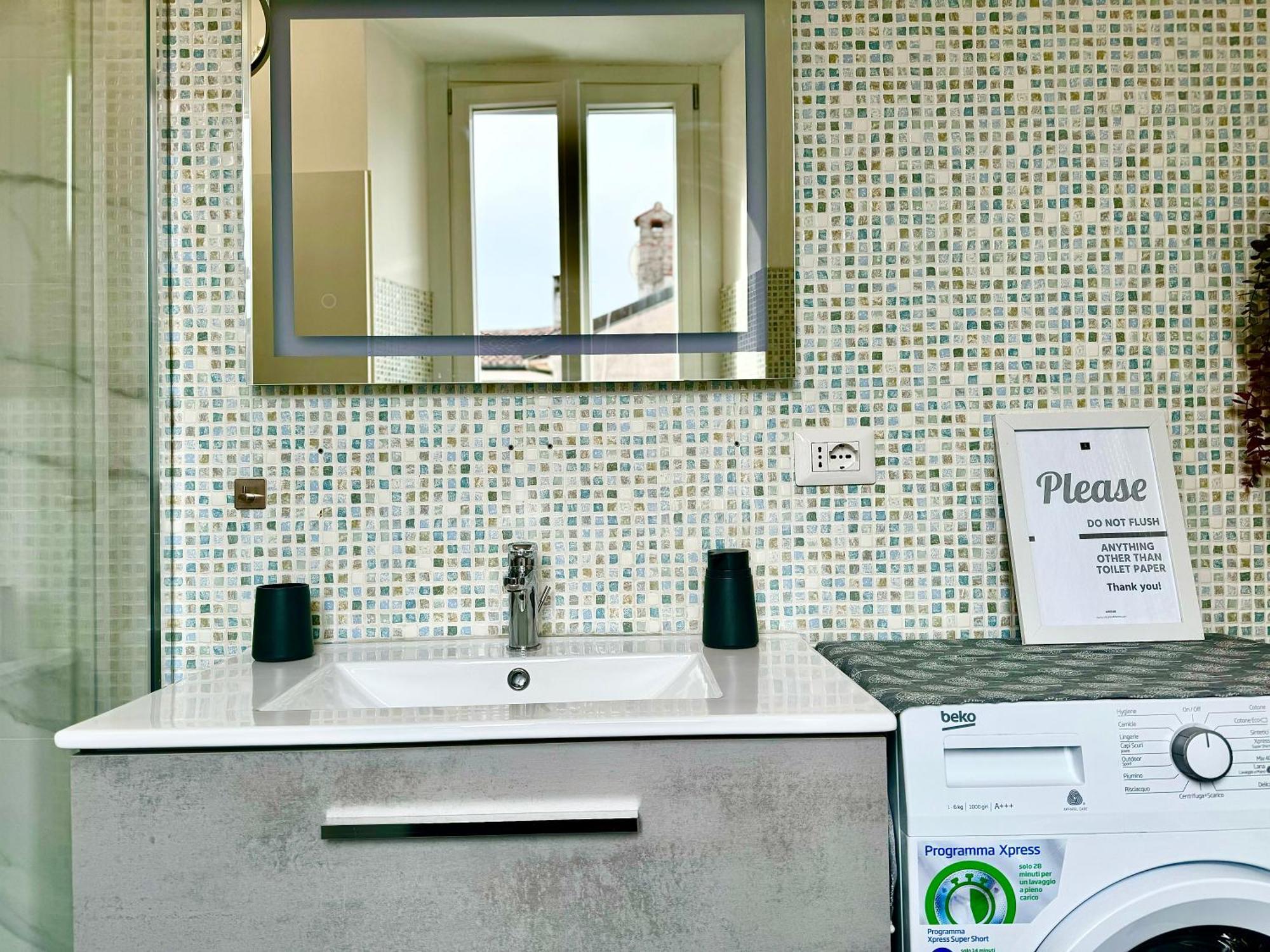 Portatorre Suite, A Charming Apartment In The Heart Of Como, Free Private Parking, Air Conditioning & More! Exterior photo